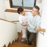 自宅介護に階段昇降機を導入しよう　特徴やレンタル費用について解説